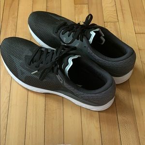 Brand New mizuno wave shoes- size 9.5